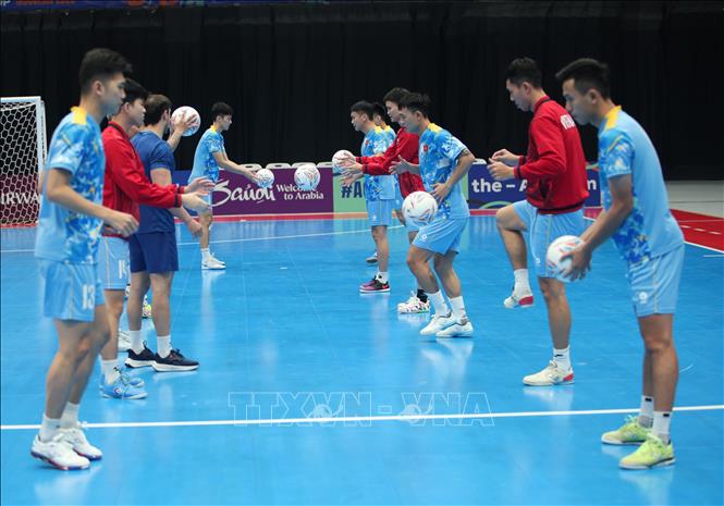 Đội tuyển futsal Việt Nam tập luyện trước trận tứ kết gặp đội chủ nhà Indonesia. Ảnh: VFF/TTXVN phát