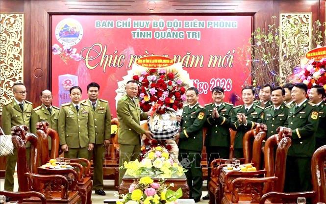 Đoàn công tác Công an các tỉnh Salavan, Khammuon và Savannakhet (Lào) sang thăm, chúc Tết cán bộ, chiến sĩ Bộ đội Biên phòng tỉnh Quảng Trị. Ảnh: TTXVN phát