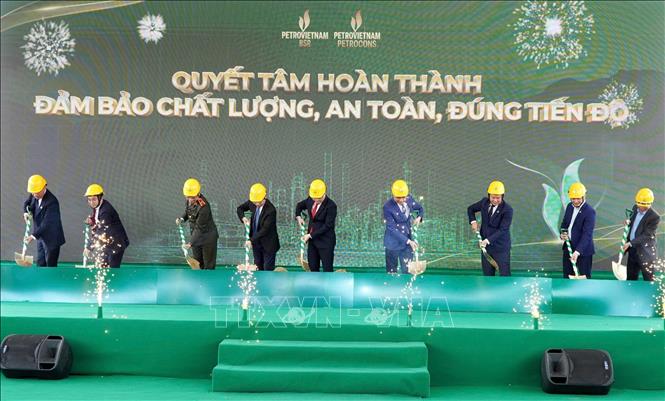 Các đại biểu thực hiện nghi thức Khởi công dự án. Ảnh: TTXVN phát

