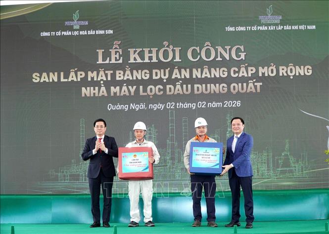 Lãnh đạo tỉnh Quảng Ngãi tặng quà cho đơn vị thi công dự án. Ảnh: TTXVN phát
