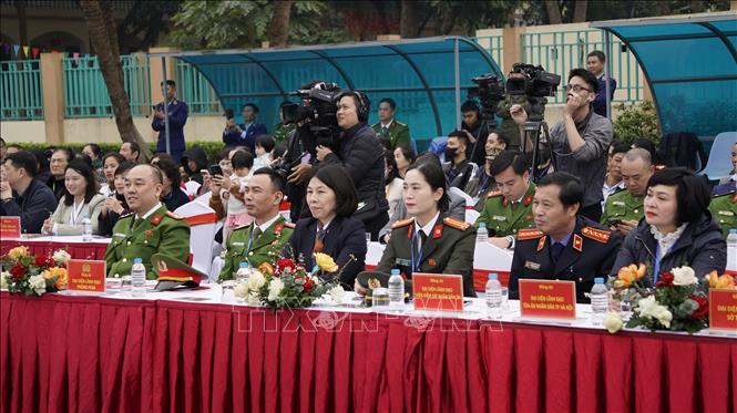 Lãnh đạo Công an thành phố Hà Nội cùng đại diện các Sở nghành tham dự chương trình cầu truyền hình đặc biệt “Tết Nhà”. Ảnh: Quốc Lũy - TTXVN