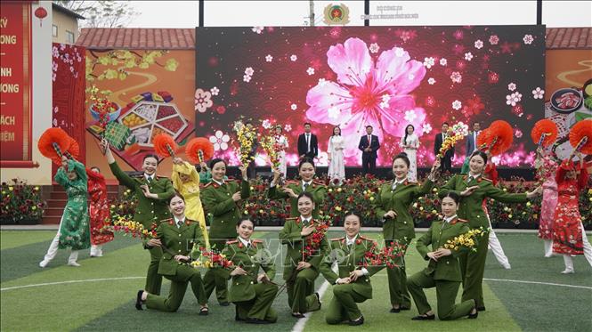 Các tiết mục văn nghệ gắn kết cán bộ và học viên. Ảnh: Quốc Lũy - TTXVN