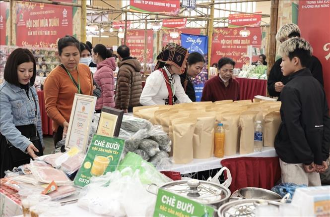 Khách tham quan mua sắm tại hội chợ. Ảnh: Trần Việt - TTXVN