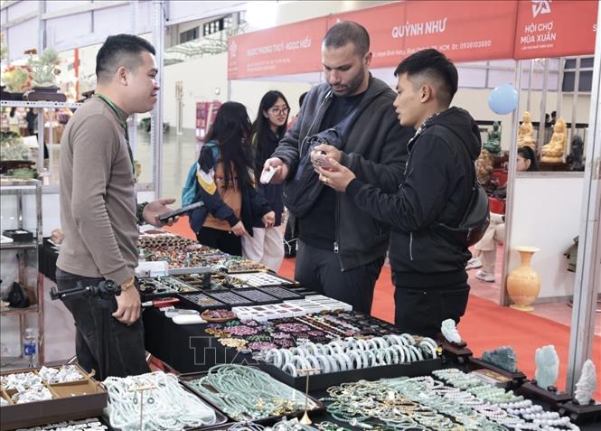 Khách tham quan mua sắm gian trưng bày đá quý. Ảnh: Trần Việt - TTXVN 