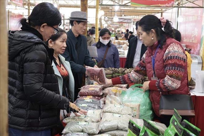 Khách tham quan mua sắm tại hội chợ. Ảnh: Trần Việt - TTXVN