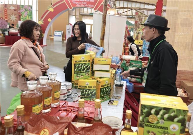 Khách tham quan mua sắm tại hội chợ. Ảnh: Trần Việt - TTXVN