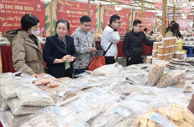 Khách tham quan mua sắm tại hội chợ. Ảnh: Trần Việt - TTXVN