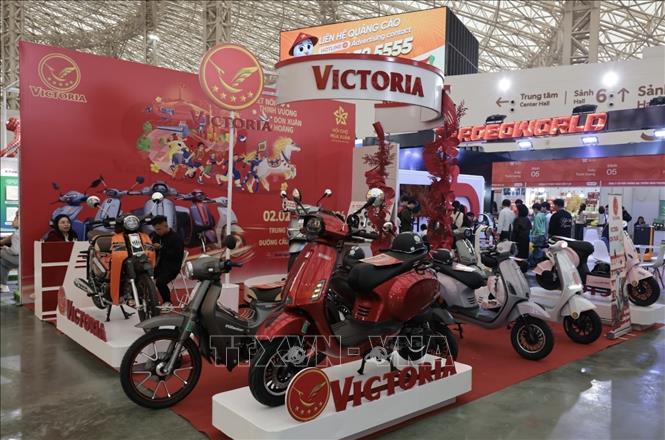 Gian trưng bày xe điện tại hội chợ. Ảnh: Trần Việt - TTXVN 