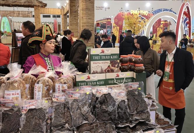 Khách tham quan mua sắm tại hội chợ. Ảnh: Trần Việt - TTXVN 