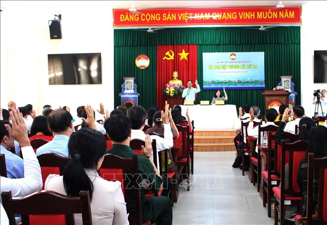 Các đại biểu biểu quyết thống nhất với danh sách sơ bộ những người ứng cử đại biểu Quốc hội khóa XVI. Ảnh: Lê Xuân-TTXVN 