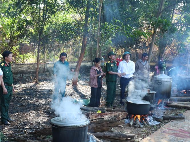 Quân, dân nấu bánh chưng, tét trong chương trình Tết Quân - Dân. Ảnh: K GỬIH-TTXVN 