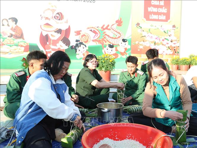 Quân, dân gói bánh chưng, tét trong chương trình Tết Quân - Dân. Ảnh: K GỬIH-TTXVN 