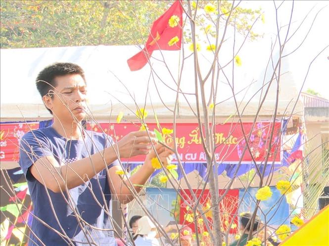 Người dân trang trí hoa trong chương trình Tết Quân - Dân. Ảnh: K GỬIH-TTXVN 