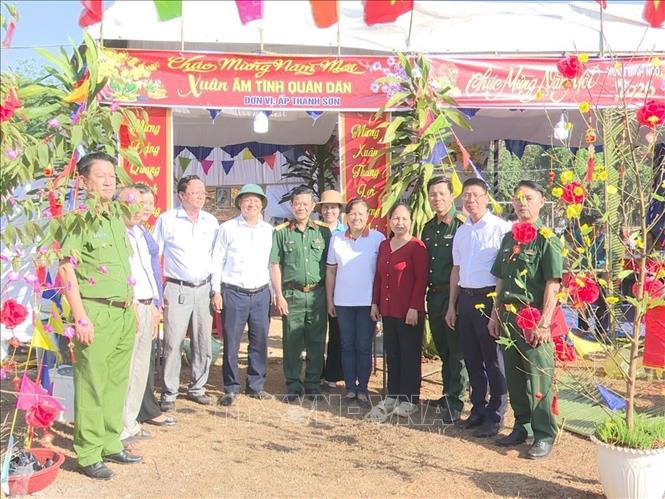 Ban tổ chức chụp ảnh lưu niệm trong chương trình Tết Quân - Dân. Ảnh: K GỬIH-TTXVN 