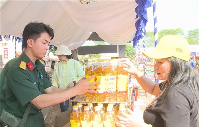 Người dân lấy quà Tết tại gian hàng 0 đồng trong chương trình Tết Quân - Dân. Ảnh: K GỬIH-TTXVN 