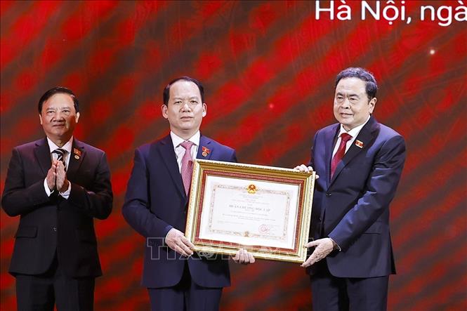 Chủ tịch Quốc hội Trần Thanh Mẫn trao Huân chương Độc lập hạng Nhì của Chủ tịch nước tặng Ủy ban Pháp luật và Tư pháp của Quốc hội. Ảnh: Doãn Tấn - TTXVN