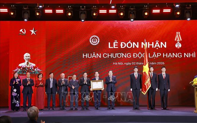 Chủ tịch Quốc hội Trần Thanh Mẫn trao Huân chương Độc lập hạng Nhì của Chủ tịch nước tặng Ủy ban Pháp luật và Tư pháp của Quốc hội. Ảnh: Doãn Tấn - TTXVN