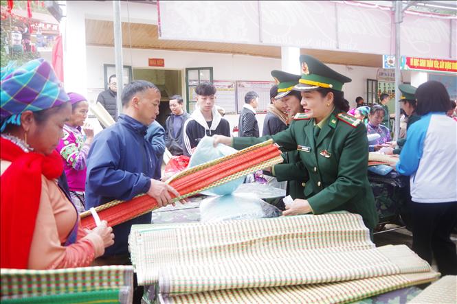 Hội Phụ nữ BĐBP Lào Cai tặng đồ dùng thiết yếu cho nhân dân tại gian hàng 0 đồng. Ảnh: TTXVN phát