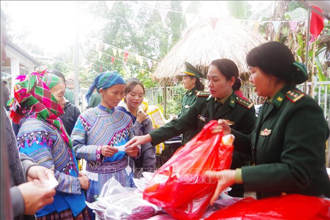 Hội Phụ nữ Bộ đội Biên phòng tỉnh Lào Cai trao nhu yếu phẩm cho nhân dân tại gian hàng 0 đồng. Ảnh: TTXVN phát