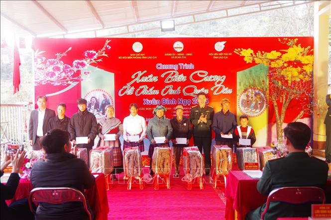 Đại diện Ban Thanh niên Quân đội tặng quà Tết cho các hộ nghèo. Ảnh: TTXVN phát