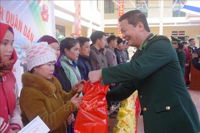 Đại tá Trịnh Quang Trung, Chủ nhiệm Chính trị Bộ đội biên phòng tỉnh Lào Cai tặng quà Tết cho hộ nghèo. Ảnh: TTXVN phát