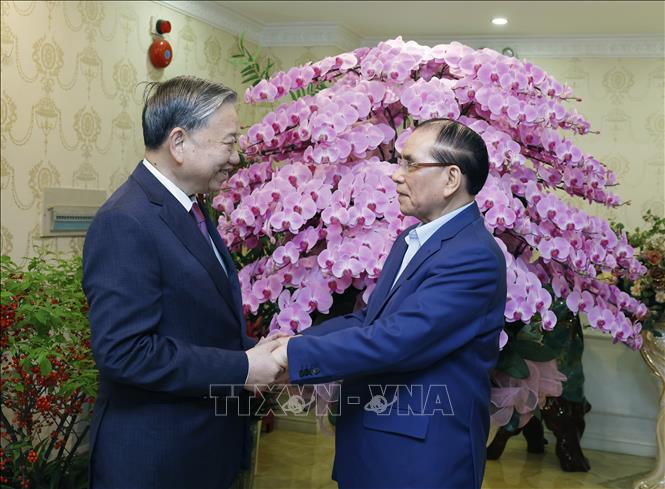 Tổng Bí thư Tô Lâm thăm hỏi, chúc Tết nguyên Tổng Bí thư Nông Đức Mạnh. Ảnh: Thống Nhất – TTXVN