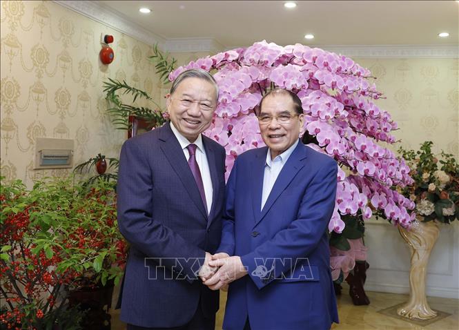 Tổng Bí thư Tô Lâm thăm hỏi, chúc Tết nguyên Tổng Bí thư Nông Đức Mạnh. Ảnh: Thống Nhất – TTXVN