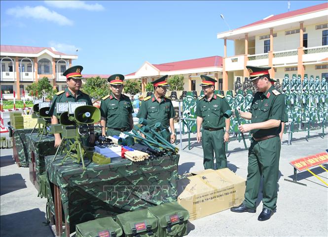Thiếu tướng Trương Thanh Phong kiểm tra vật chất, trang thiết bị huấn luyện tại Tiểu đoàn 1, Trung đoàn Bộ binh 894. Ảnh: Văn Đông-TTXVN phát