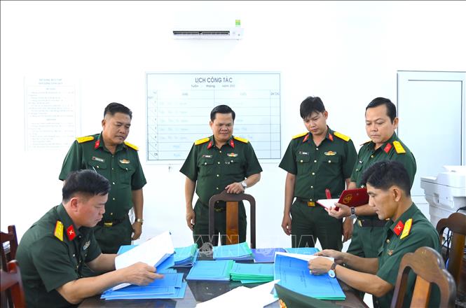 Đoàn công tác kiểm tra giáo án huấn luyện tại Ban chỉ huy phòng thủ khu vực 1 – Bạc Liêu. Ảnh: Văn Đông-TTXVN phát