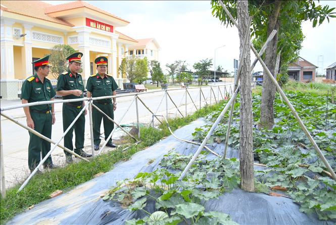 Thiếu tướng Trương Thanh Phong kiểm tra công tác tăng gia sản xuất tại Ban chỉ huy phòng thủ khu vực 1 – Bạc Liêu. Ảnh: Văn Đông-TTXVN phát