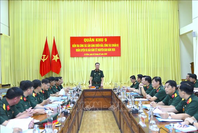 Thiếu tướng Trương Thanh Phong, Phó Tham mưu trưởng Quân khu 9, quán triệt, triển khai công tác kiểm tra. Ảnh: Văn Đông-TTXVN phát