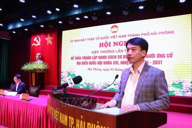 Phó Chủ tịch thường trực Ủy ban MTTQ Việt Nam thành phố Hải Phòng Nguyễn Đức Tuấn báo cáo tình hình người ứng cử đại biểu Quốc hội khóa XVI của các cơ quan, tổ chức, đơn vị. Ảnh: Mạnh Minh -TTXVN