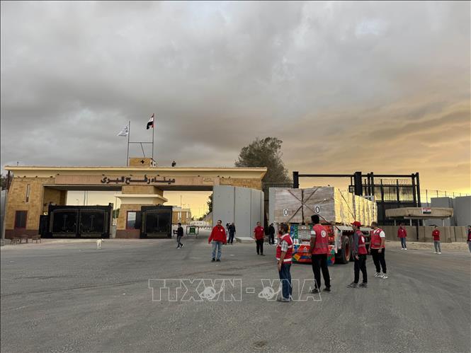 Xe tải chở hàng viện trợ qua cửa khẩu Rafah nối liền Dải Gaza và Ai Cập. Ảnh: THX/TTXVN