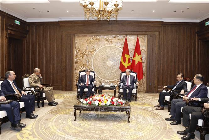 Tổng Bí thư Tô Lâm tiếp thân mật đồng chí Bruno Rodríguez Parrilla, Đặc phái viên Đảng Cộng sản Cuba, Nhà nước Cộng hòa Cuba, Ủy viên Bộ Chính trị, Bộ trưởng Ngoại giao Cuba. Ảnh: Thống Nhất – TTXVN