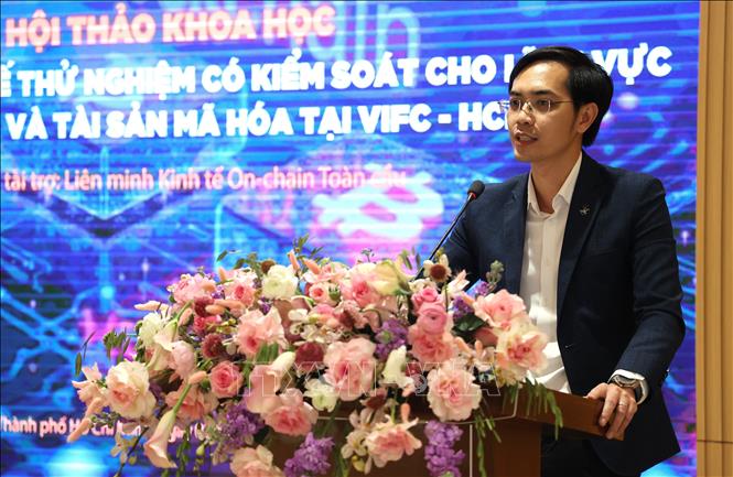 PGS.TS Nguyễn Hữu Huân, Phó Chủ tịch Cơ quan điều hành Trung tâm Tài chính quốc tế Việt Nam tại TP. Hồ Chí Minh phát biểu kết luận hội thảo. Ảnh: Hứa Chung-TTXVN