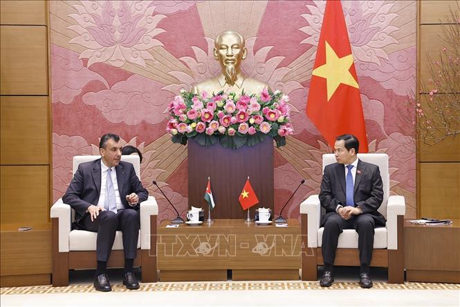 Tổng Thư ký Quốc hội, Chủ nhiệm Văn phòng Quốc hội Lê Quang Mạnh làm việc với Tổng Thư ký Hạ viện Jordan Awwad A. O. Alghuwairi. Ảnh: TTXVN