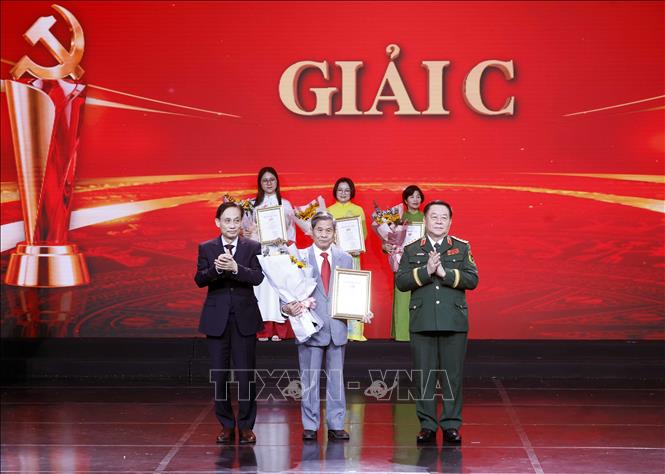 Ban tổ chức trao giải C cho các tác giả đoạt giải. Ảnh: Thống Nhất – TTXVN
