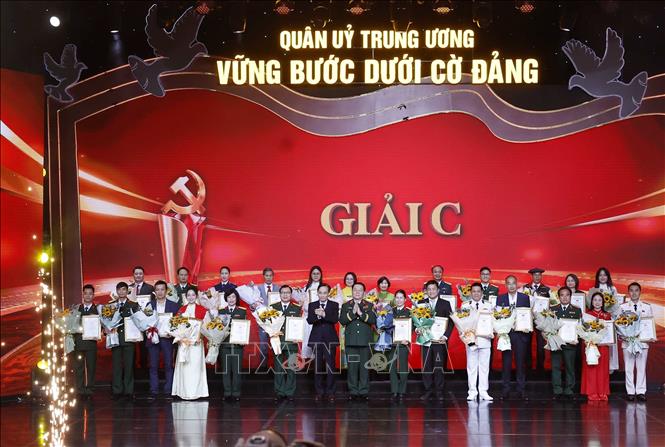 Trao giải cho các tác giả và nhóm tác giả được giải C. Ảnh: Thống Nhất – TTXVN