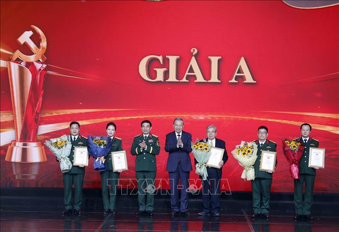 Tổng Bí thư Tô Lâm, Bí thư Quân uỷ Trung ương và Đại tướng Phan Văn Giang, Uỷ viên Bộ Chính trị, Phó Bí thư Quân uỷ Trung ương, Bộ trưởng Bộ Quốc phòng  trao giải A cho tác giả và nhóm tác giả. Ảnh: Thống Nhất – TTXVN