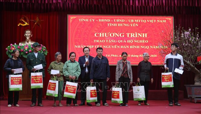 Ủy viên Trung ương Đảng, Phó Bí thư Tỉnh uỷ, Chủ tịch UBND tỉnh Hưng Yên Phạm Quang Ngọc trao quà Tết cho các hộ nghèo phường Vũ Phúc. Ảnh: Nguyễn Công Hải - TTXVN