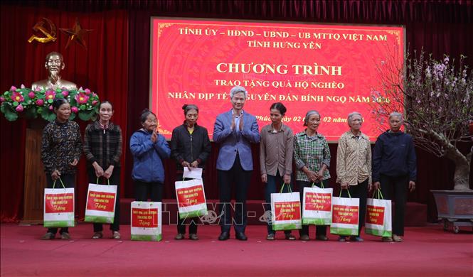 Trưởng Đoàn Đại biểu Quốc hội tỉnh Hưng Yên, Giám đốc Sở Nội vụ tỉnh Đào Hồng Vận trao quà Tết cho các hộ nghèo phường Vũ Phúc. Ảnh: Nguyễn Công Hải - TTXVN