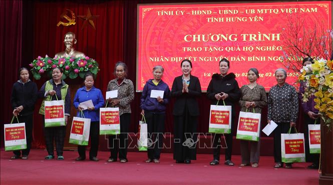 Đại diện Đoàn công tác của tỉnh Hưng Yên trao quà Tết cho các hộ nghèo phường Vũ Phúc. Ảnh: Nguyễn Công Hải - TTXVN