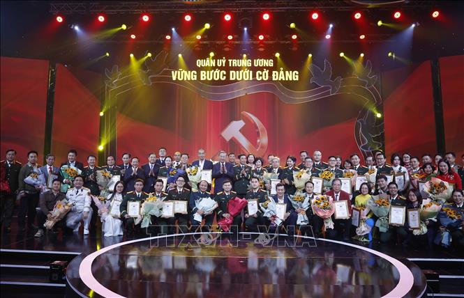 Tổng Bí thư Tô Lâm, Bí thư Quân uỷ Trung ương và Đại tướng Phan Văn Giang, Uỷ viên Bộ Chính trị, Phó Bí thư Quân uỷ Trung ương, Bộ trưởng Bộ Quốc phòng với các tác giả, nhóm tác giả đạt giải. Ảnh: Thống Nhất – TTXVN