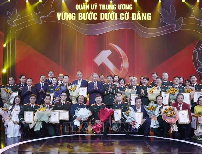 Tổng Bí thư Tô Lâm, Bí thư Quân uỷ Trung ương và Đại tướng Phan Văn Giang, Uỷ viên Bộ Chính trị, Phó Bí thư Quân uỷ Trung ương, Bộ trưởng Bộ Quốc phòng với các tác giả, nhóm tác giả đạt giải. Ảnh: Thống Nhất – TTXVN