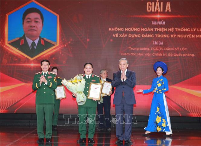 Tổng Bí thư Tô Lâm và Đại tướng, Bộ trưởng Quốc phòng Phan Văn Giang trao giải A cho các tác giả đoạt giải. Ảnh: Trọng Đức - TTXVN