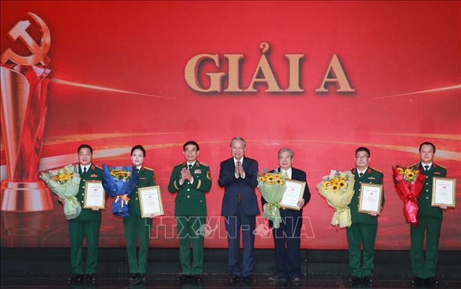 Tổng Bí thư Tô Lâm và Đại tướng, Bộ trưởng Quốc phòng Phan Văn Giang trao giải A cho các tác giả đoạt giải. Ảnh: Trọng Đức - TTXVN