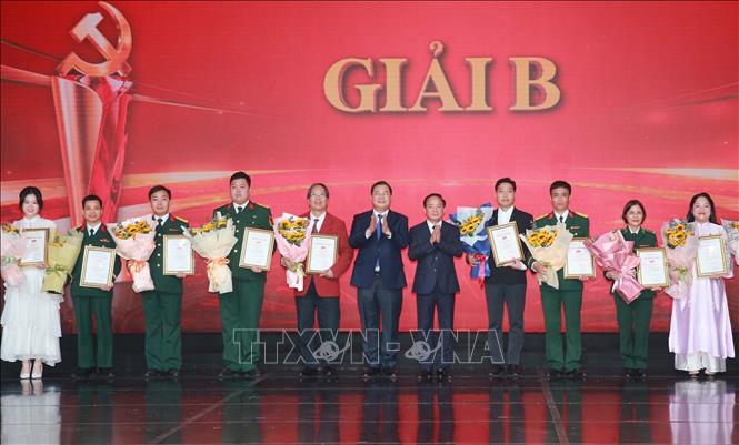 Trưởng Ban Tuyên giáo và Dân vận Trung ương Trịnh Văn Quyết và Chánh Văn phòng Trung ương Đảng Phạm Gia Túc trao giải B cho các tác giả. Ảnh: Trọng Đức - TTXVN