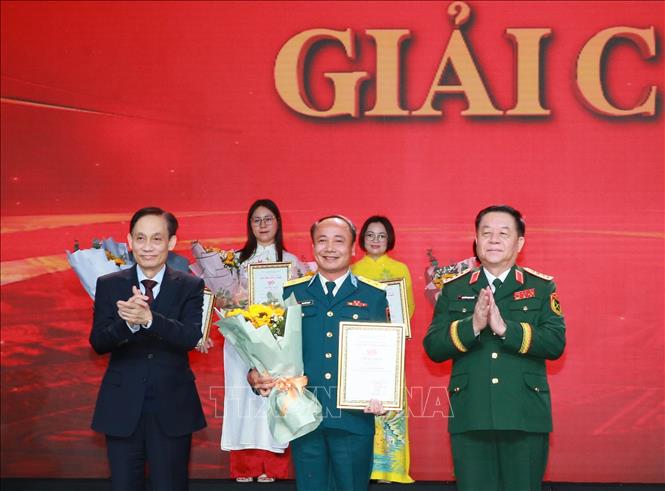 Bộ trưởng Bộ Ngoại giao Lê Hoài Trung và Đại tướng Nguyễn Trọng Nghĩa, Chủ nhiệm Tổng cục Chính trị QĐND Việt Nam trao giải C cho các tác giả. Ảnh: Trọng Đức - TTXVN