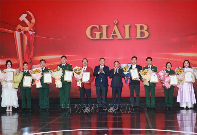 Trưởng Ban Tuyên giáo và Dân vận Trung ương Trịnh Văn Quyết và Chánh Văn phòng Trung ương Đảng Phạm Gia Túc trao giải B cho các tác giả. Ảnh: Trọng Đức - TTXVN