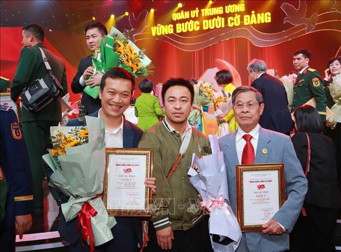 Các tác giả TTXVN đoạt giải C tại cuộc thi. Ảnh: Trọng Đức - TTXVN